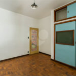 Casa à venda em Moema de 280m² com 4 dormitórios, sendo 1 suíte e 2 vagas de garagem.