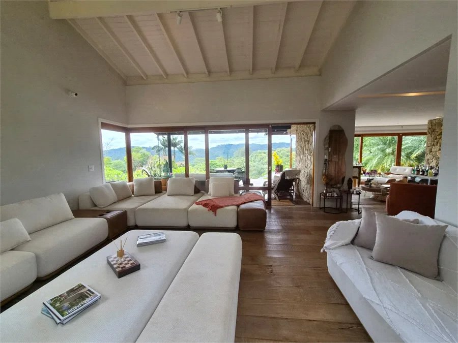 Casa em Condomínio de Alto Padrão no Suíça da Cantareira.
