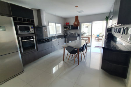 CASA A VENDA NO URBANOVA COM 390M², 5 DORMITORIOS, 6 BANHEIROS, PISCINA, 3 VAGAS, Sjc