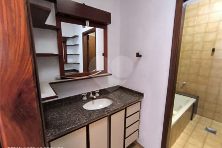 Casa á venda na Avenida Pau Brasil.