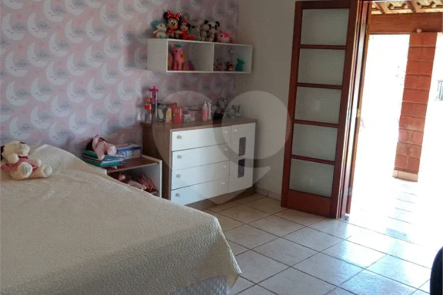Chácara à venda. Ampla área de lazer. Aceita permuta com apartamento na praia