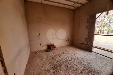 Casa em Construção com Área Gourmet e Piscina no Condomínio Damha II