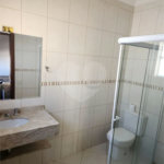 CASA EM CONDOMÍNIO FECHADO COM 220M² Área Construída e 1500m² de Area Total com 4 Suítes. Cond Village de Atibaia - Atibaia -Sp