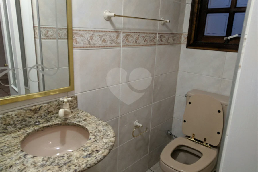 Excelente sobrado com duas moradias, ótimo para famílias que queiram morar no mesmo terreno.