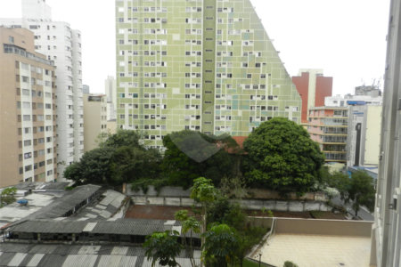 Apartamento mobiliado na Bela Vista de 36m² com 1 vaga de garagem.