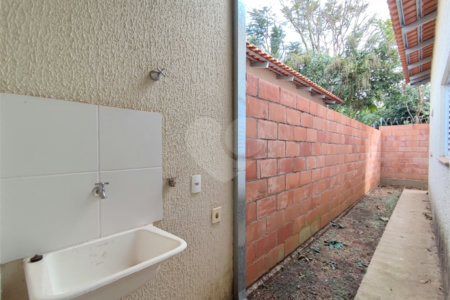 Casa térrea no Condomínio Bosques dos Jatobás