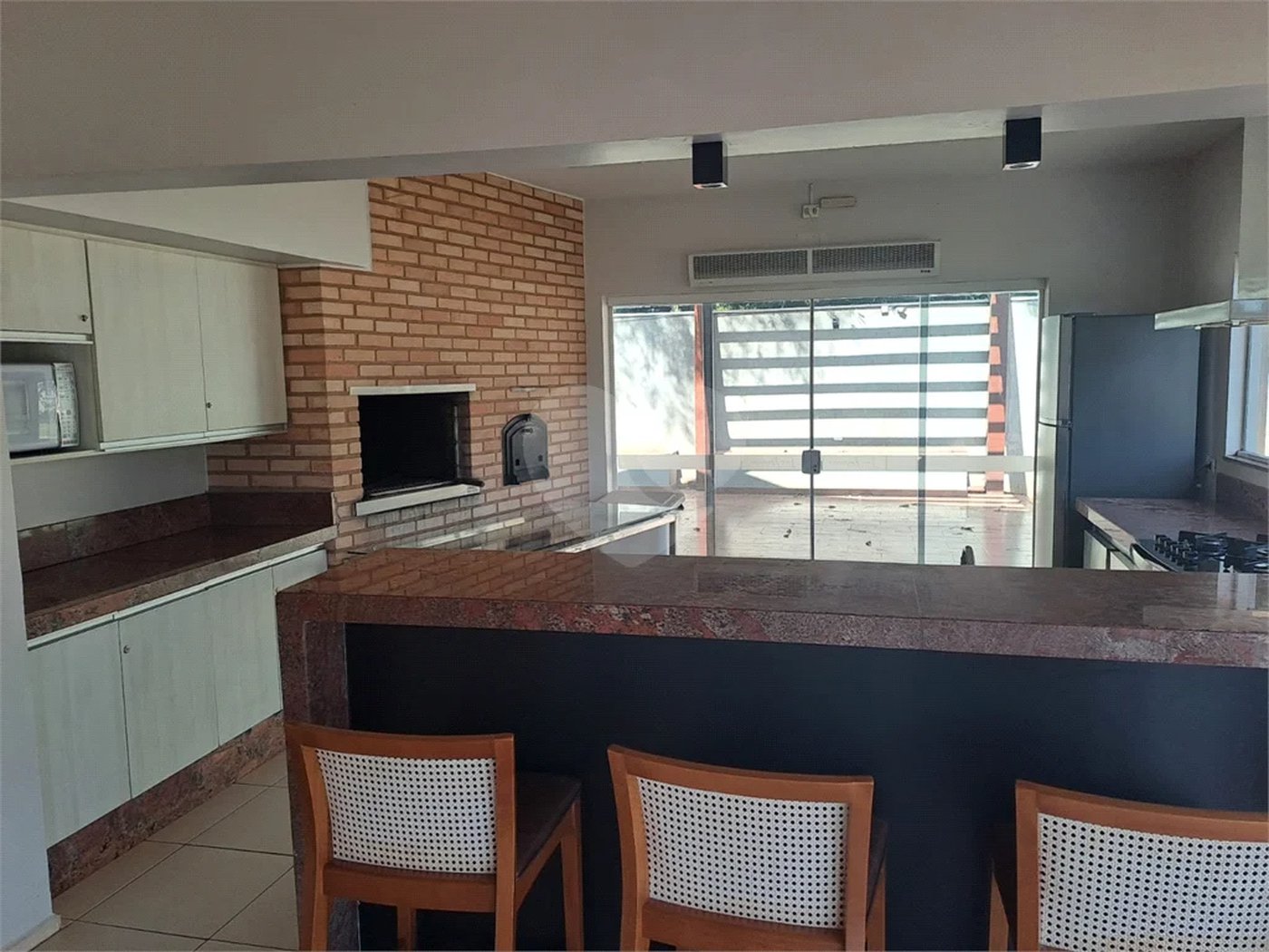 Linda Casa 3 dormitórios com piscina - R$ 950.000,00