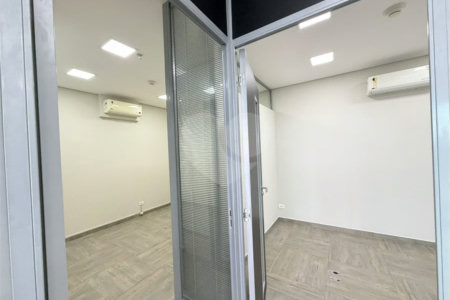 Sala para locação Domo Business 101 m - 2 vagas - Sala com divisórias, ar condicionado e banheiro.