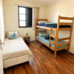 Apartamento á venda no centro com dois dormitórios e sacada.