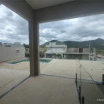 Casa exclusiva em Atibaia de alto padrão com 3 suítes, piscina, espaço gourmet, condomínio fechado, aceita financiamento