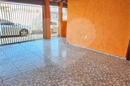Excelente Casa Residencial no São Carlos 5 com 3 Quartos (1 Suíte) e Garagem Coberta para 2 Carros
