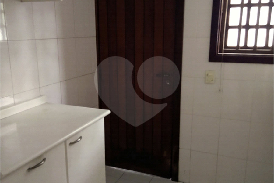 SOBRADO DE 426,0 M² COM 04 SUITES, SALÃO DE FESTAS, 06 VAGAS,06 BANHEIROS E PISCINA PARA LOCAÇÃO OU VENDA NO BARRO BRANCO