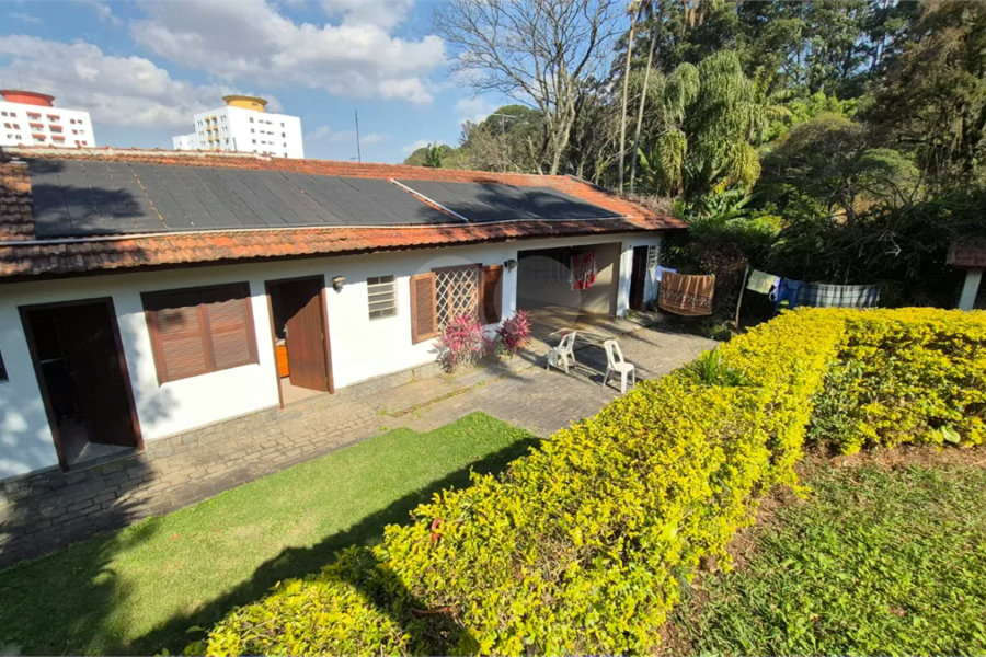 Casa com Piscina, Sauna e Edícula em Rua Arborizada no Tremembé