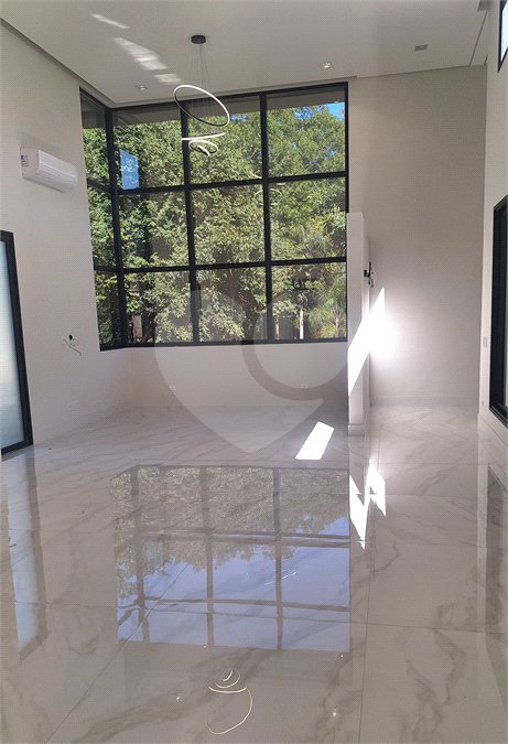 Casa a venda com 04 suítes área gourmet e 6 vagas para autos em condominio fechado Atibaia