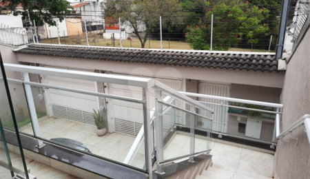 casa térrea na Vila Romana, 07 vagas de garagem, 4 quartos,, sendo 1 suíte amplo quintal.