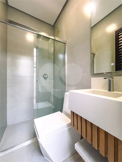 Casa Térrea – Condomínio Maria Cândida - 300 m² de terreno - 212 m² de área construída - 4 vagas de garagem, sendo 2 cobertas - Sala de jantar e estar integradas, com pé-direito duplo e cortina - 3 suítes com ar-condicionado, sendo 1 master com closet – planejado – Roupeiro – Escritório - Cozinha