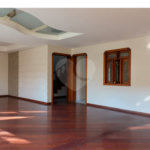 Casa à venda com 6 dormitórios, 3 suítes, piscina, área gourmet, hidromassagem, lareira, varanda e 6 vagas de garagem. Conforto e lazer para toda a família!