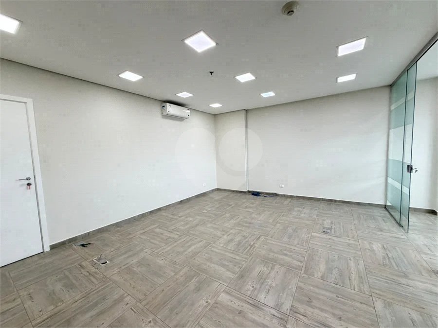 Sala para locação Domo Business 101 m - 2 vagas - Sala com divisórias, ar condicionado e banheiro.
