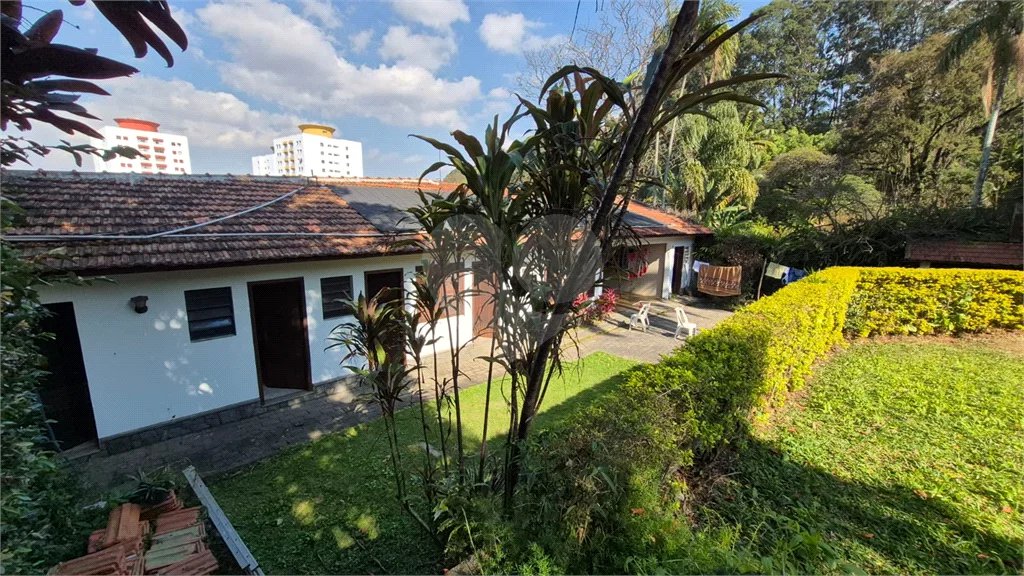 Casa com Piscina, Sauna e Edícula em Rua Arborizada no Tremembé