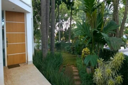 Casa no Butantâ com jardim e piscina