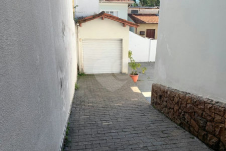 Excelente sobrado de 03 dormitórios na Aclimação.