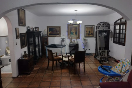 Casa à venda na Vila Mariana de 300 metros quadrados, com 3 dormitórios, 1 suíte e 2 vagas.