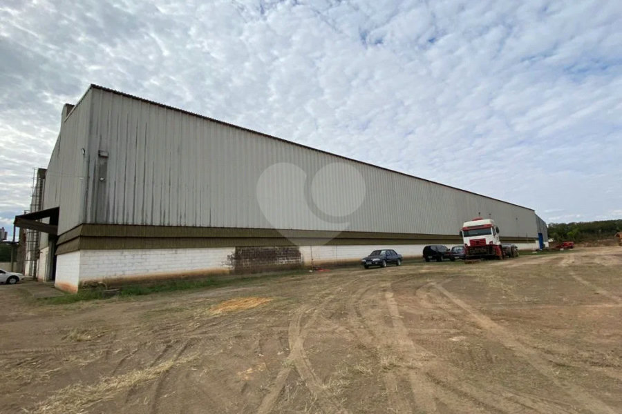 Galpão industrial à venda ou para locação na beira da Rodovia Hermínio Petrin - SP 308.