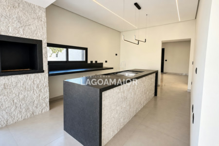 Casa à venda ou para alugar com 4 quartos, sendo 2 suítes, no Centro, Três Lagoas - MS