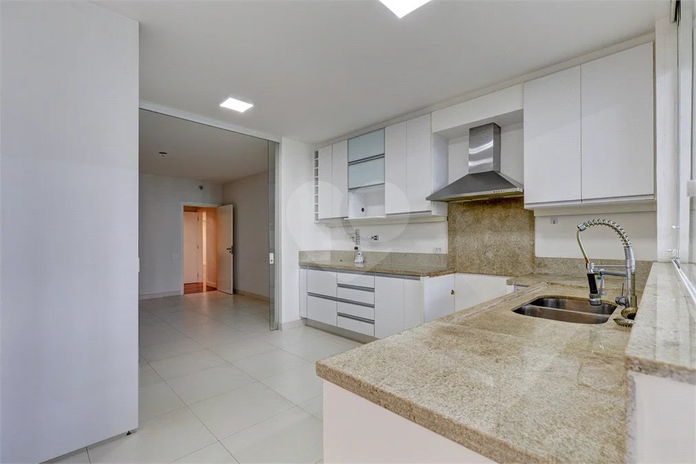 Apartamento no Alto da Boa Vista Condomíno com vasta área verde, lazer e segurança..