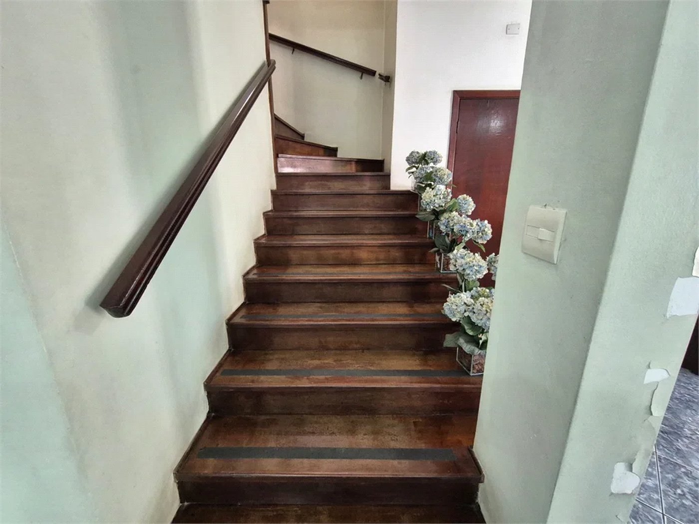 Sobrado Amplo à venda com 4 Quartos (2 Suítes) – Ideal para Uso Residencial ou Comercial