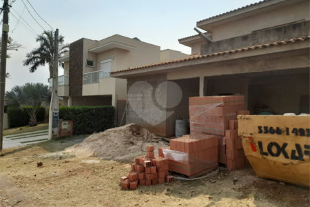 Casa em Construção com Área Gourmet e Piscina no Condomínio Damha II