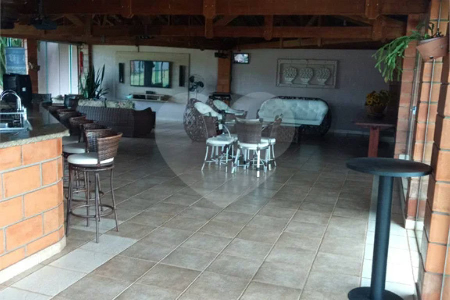 Chácara à venda. Ampla área de lazer. Aceita permuta com apartamento na praia