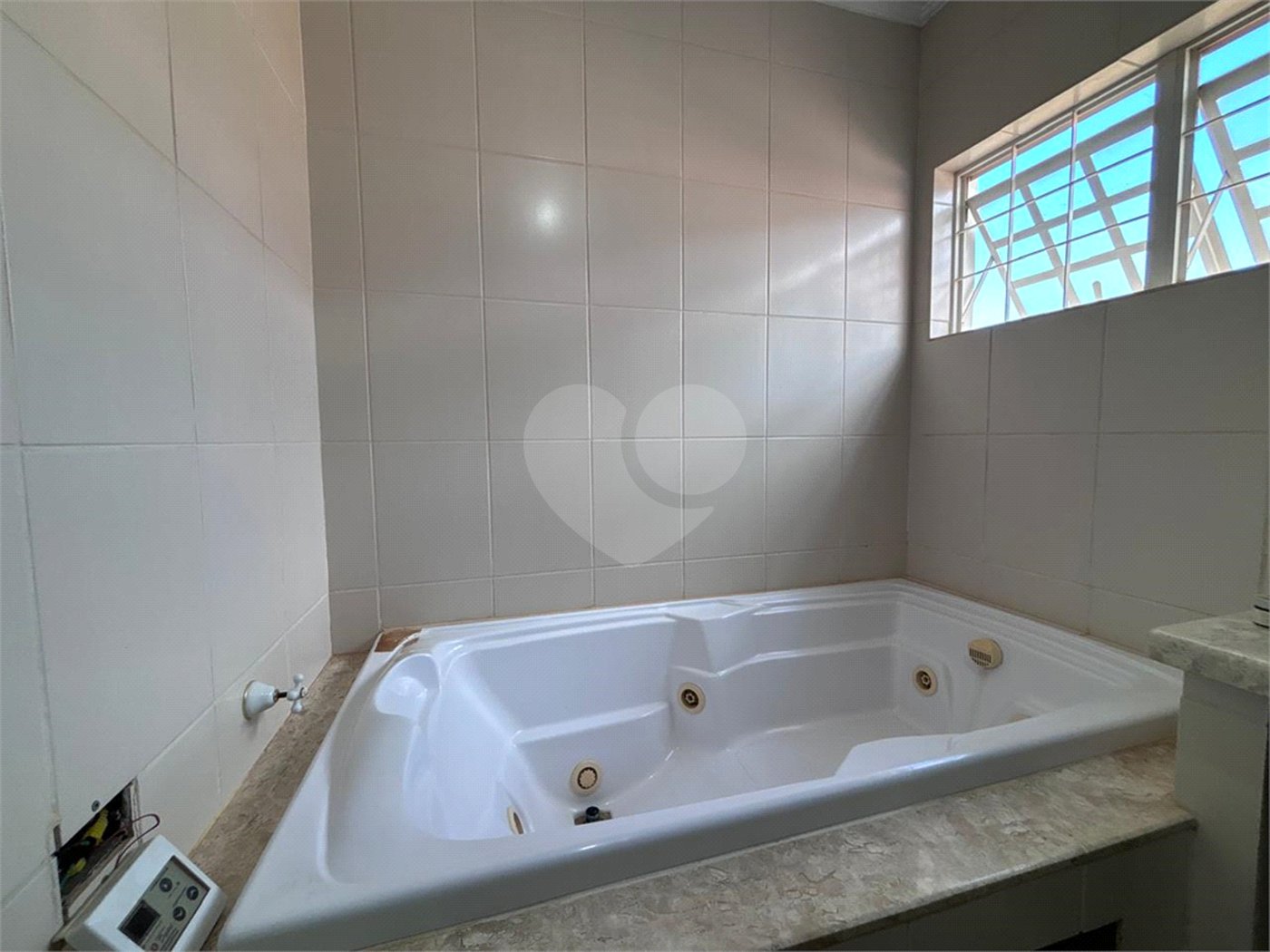Casa à venda com 5 quartos, sendo 2 suítes,  em Jardim Maristela, Atibaia, SP