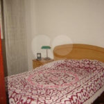 Apartamento com 4 quartos e ampla sala.