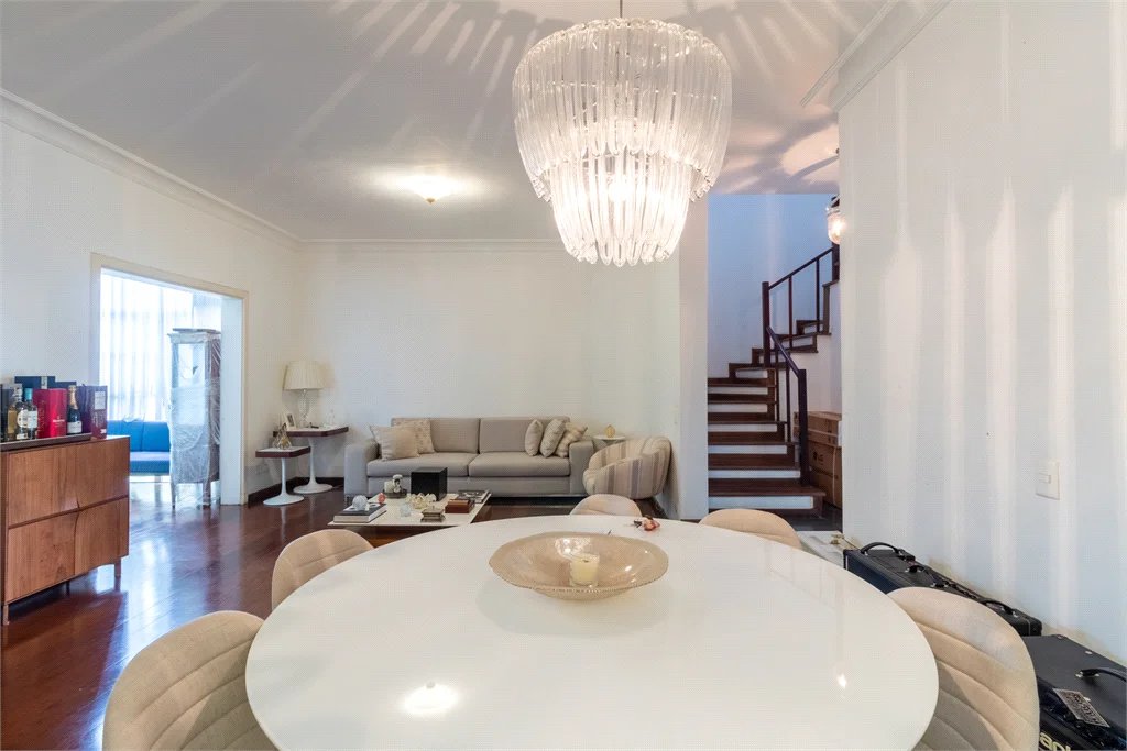 Casa à venda com 4 quartos, sendo 2 suítes, no condomínio Vila das Flores, São Paulo - SP