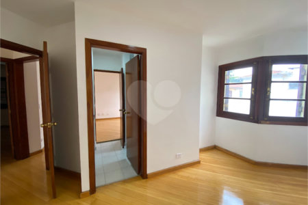 Sobrado à venda com 7 quartos, sendo 2 suítes, em Brooklin Paulista, São Paulo, SP
