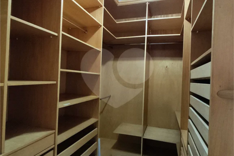 Casa à venda com 3 quartos, sendo 2 suítes, no condomínio Filipe de Vitry, São Paulo - SP