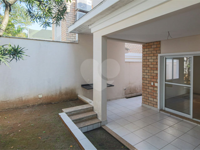 Casa à venda com 4 quartos, sendo 2 suítes,  no condomínio Bristol Village, São Paulo - SP
