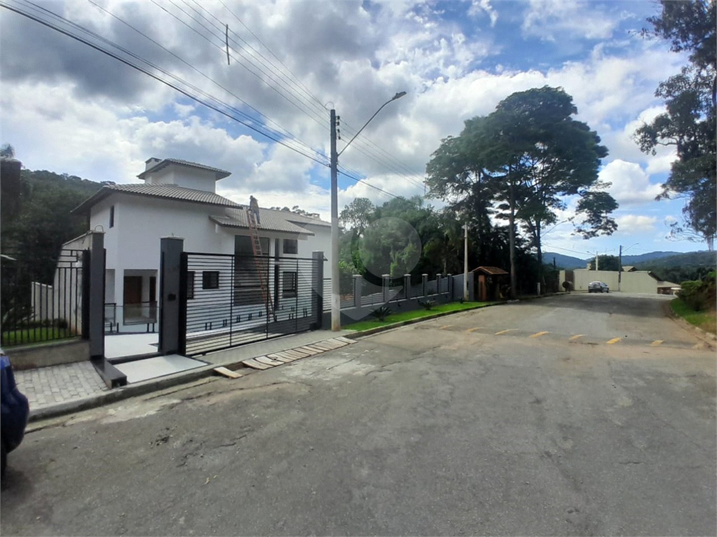 Casa à venda ou para alugar com 3 suítes no condomínio Sausalito, Mairiporã - SP