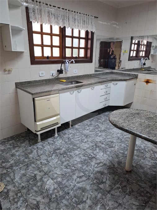 Casa à venda com 4 quartos, sendo 1 suíte, no condomínio Conjunto Residencial Green Village I, Mogi das Cruzes - SP