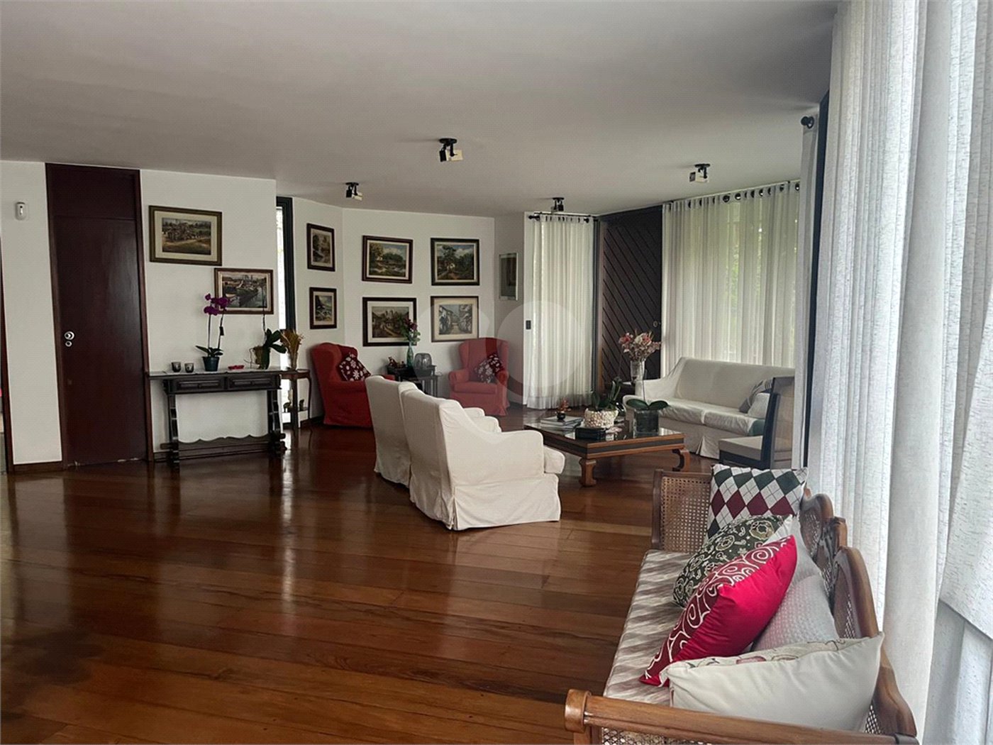 Casa à venda com 4 quartos, sendo 3 suítes, no condomínio Vitoria Regia, São Paulo - SP