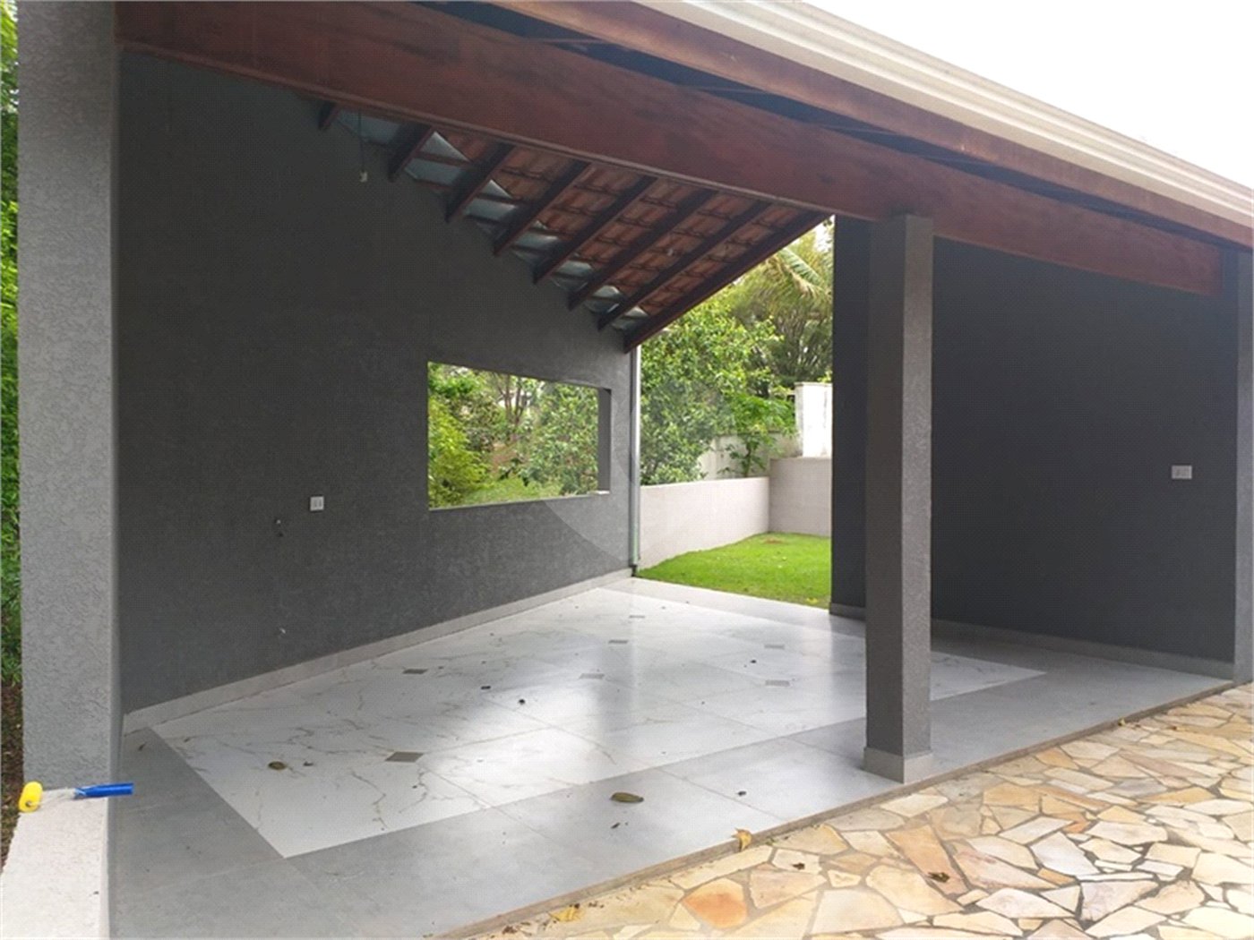 Casa à venda com 2 quartos, sendo 1 suíte, no condomínio Figueira Garden, Atibaia - SP