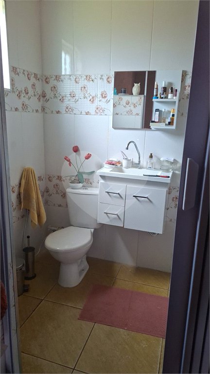 Casa à venda com 2 suítes no condomínio Portal dos Pássaros, Alambari - SP