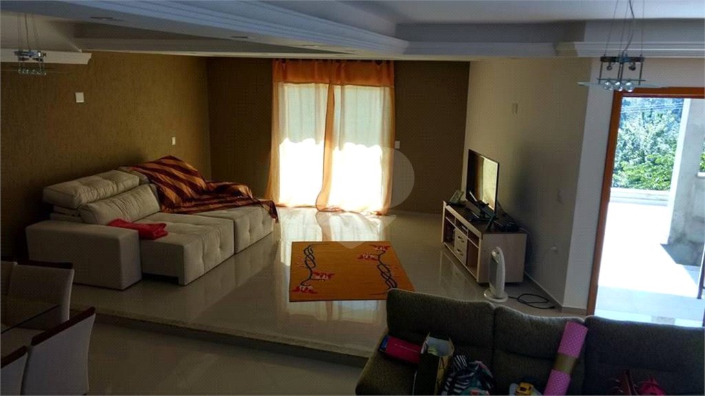 Sobrado à venda com 3 quartos, sendo 1 suíte, em Serra da Cantareira, Mairiporã, SP