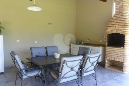 Casa à venda com 3 quartos, sendo 1 suíte, no condomínio Vivenda das Vinhas, Vinhedo - SP