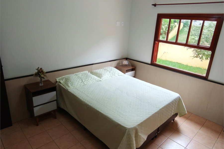 Casa à venda com 4 quartos, sendo 2 suítes,  em Country Residencial Felix, Bom Jesus dos Perdões, SP