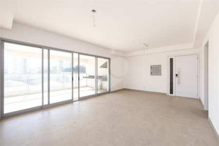 Apartamento à venda com 3 quartos, sendo 1 suíte,  em Vila Sofia, São Paulo, SP