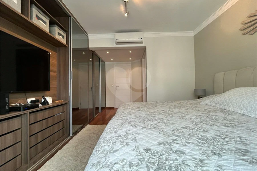 Casa à venda com 4 quartos, sendo 2 suítes, no condomínio Floradas da Serra, São Paulo - SP