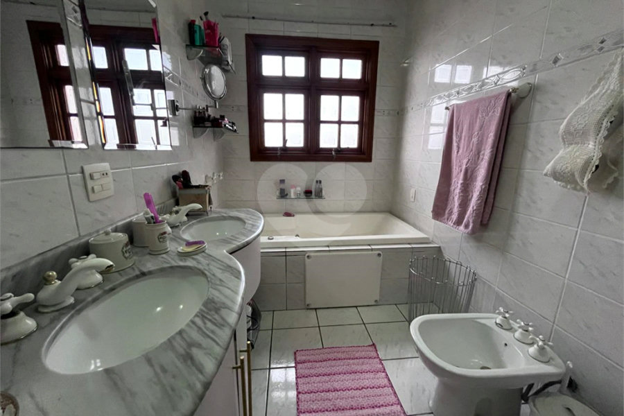 Casa à venda com 4 quartos, sendo 2 suítes, no condomínio Jornalista Américo Ariza, São Paulo - SP