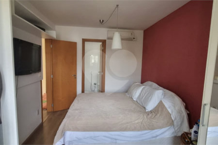 Casa à venda com 4 quartos, sendo 2 suítes, no condomínio Casas de Windsor, São Paulo - SP